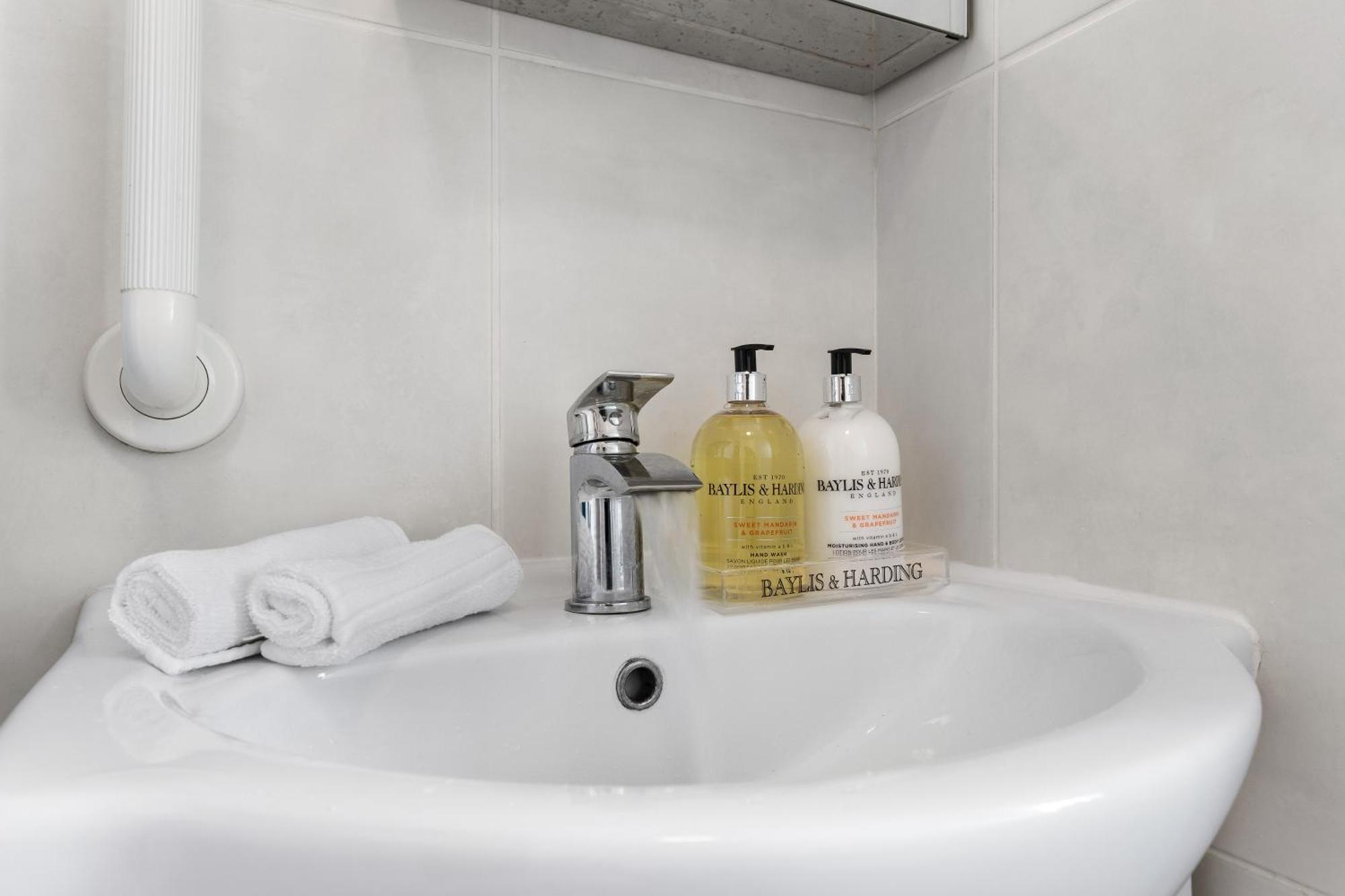 Clapham Serenity Garden Retreat With Free Parking Londra Dış mekan fotoğraf